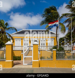 Ein gelb-Regierungsgebäude in Bonaire mit Flagge Stockfoto