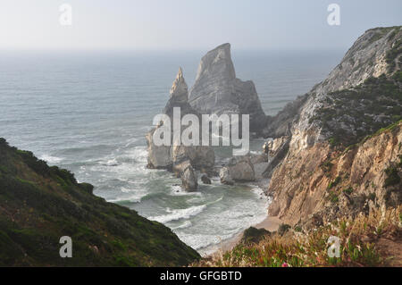 Schön, majestätische, felsigen Strukturen schaffen beeindruckende, unglaubliche Aussicht gegenüber Felsvorsprung am Praia da Ursa in Portugal Stockfoto