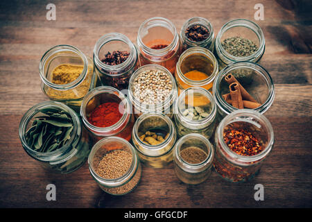 Sortiment von bunten Gewürzen in Gläsern. Stockfoto
