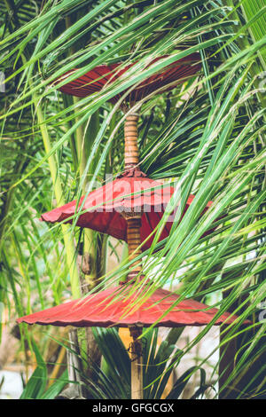 Dekorative rote Sonnenschirme in Thailand. Stockfoto