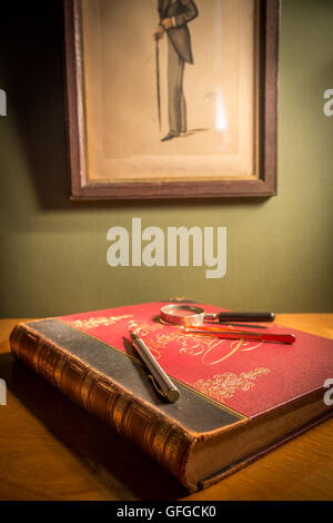Briefmarken sammeln als Zeitvertreib mit seltenen und teuren Marken und hohe Katalogwerte. Stockfoto