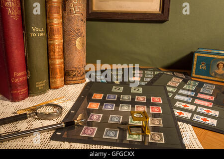 Briefmarken sammeln als Zeitvertreib mit seltenen und teuren Marken und hohe Katalogwerte Stockfoto