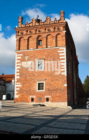 Altstädter Ring und das Rathaus in der polnischen Stadt Sandomierz Frühling. Stockfoto