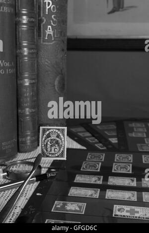 Briefmarken sammeln als Zeitvertreib mit seltenen und teuren Marken und hohe Katalogwerte Stockfoto