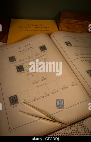 Briefmarken sammeln als Zeitvertreib mit seltenen und teuren Marken und hohe Katalogwerte Stockfoto