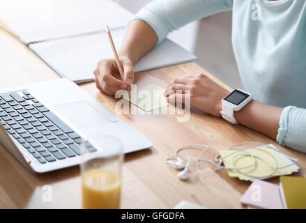 Angenehme Frau Notizen Stockfoto