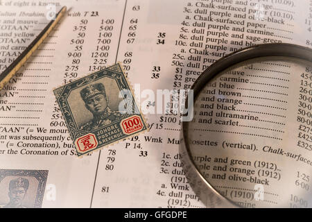Briefmarken sammeln als Zeitvertreib mit seltenen und teuren Marken und hohe Katalogwerte Stockfoto