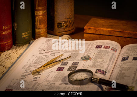 Briefmarken sammeln als Zeitvertreib mit seltenen und teuren Marken und hohe Katalogwerte Stockfoto