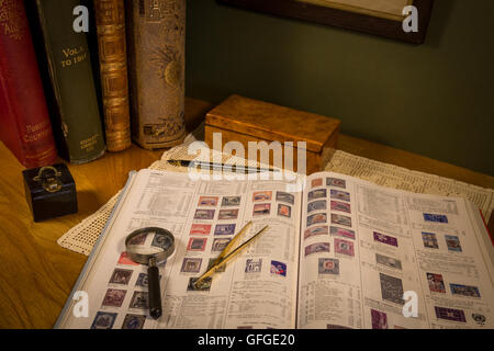 Briefmarken sammeln als Zeitvertreib mit seltenen und teuren Marken und hohe Katalogwerte Stockfoto