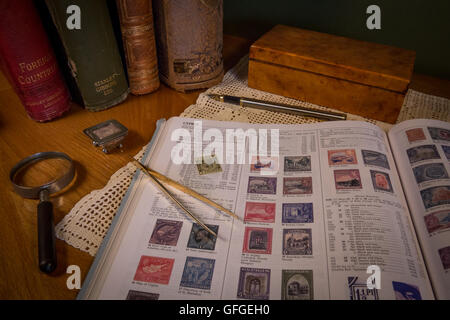Briefmarken sammeln als Zeitvertreib mit seltenen und teuren Marken und hohe Katalogwerte Stockfoto