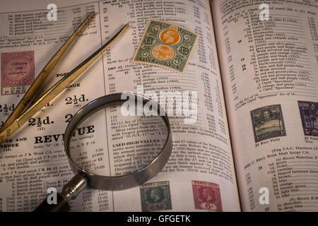 Briefmarken sammeln als Zeitvertreib mit seltenen und teuren Marken und hohe Katalogwerte Stockfoto