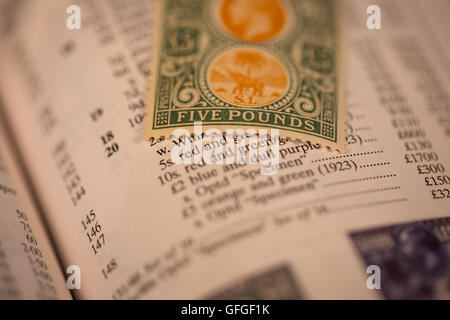 Briefmarken sammeln als Zeitvertreib mit seltenen und teuren Marken und hohe Katalogwerte Stockfoto