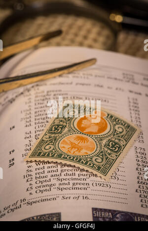 Briefmarken sammeln als Zeitvertreib mit seltenen und teuren Marken und hohe Katalogwerte Stockfoto