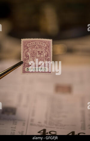 Briefmarken sammeln als Zeitvertreib mit seltenen und teuren Marken und hohe Katalogwerte wie diese 50 Rupie-Briefmarke aus Mauritius Stockfoto