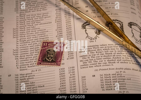 Briefmarken sammeln als Zeitvertreib mit seltenen und teuren Marken und hohe Katalogwerte. Stockfoto