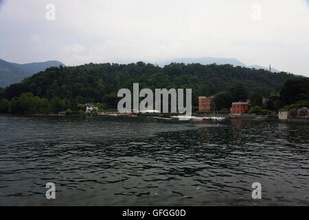 Lenno Promenade am Comer See mit Bergen im Hintergrund Stockfoto