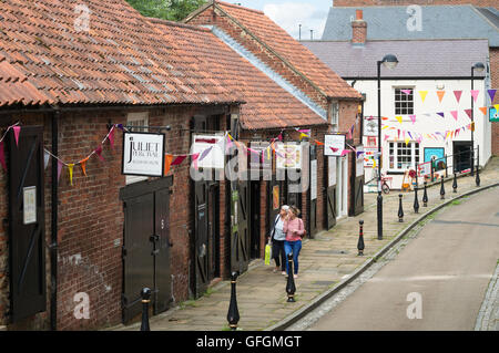 Kunden surfen Handwerk Geschäfte in Vogelsteller Hof, Durham City, Co. Durham, England, UK Stockfoto