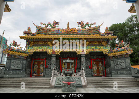 Traditionelle taoistische Tempel, die kurz vor der Fertigstellung in Georgetown Penang. Frisch gestrichen, den letzten Schliff zu warten. Stockfoto