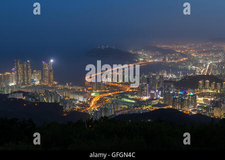 Blick auf Skyline von Busan in Südkorea von oben bei Nacht. Stockfoto