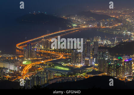 Blick auf Skyline von Busan in Südkorea von oben bei Nacht. Stockfoto