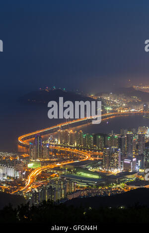 Blick auf Skyline von Busan in Südkorea von oben bei Nacht. Kopieren Sie Raum. Stockfoto