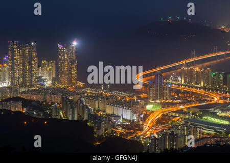 Blick auf Skyline von Busan in Südkorea von oben bei Nacht. Stockfoto