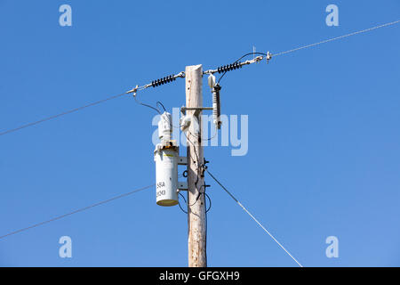 Mast montierten elektrischen Transformator Stockfoto