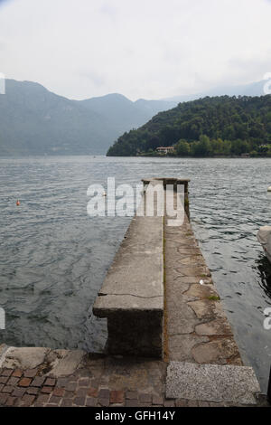 Lenno Promenade am Comer See mit Bergen im Hintergrund Stockfoto