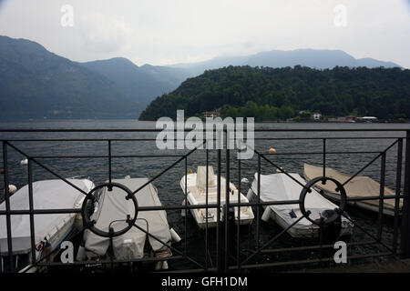 Lenno Promenade am Comer See mit Bergen im Hintergrund Stockfoto