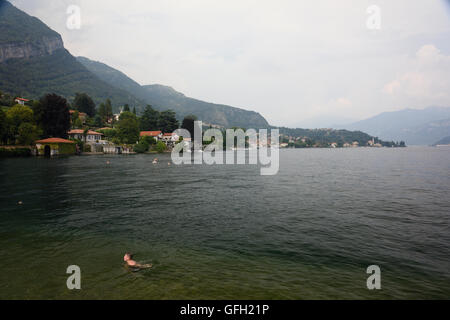 Lenno Promenade am Comer See mit Bergen im Hintergrund Stockfoto