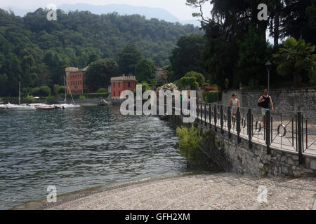 Lenno Promenade am Comer See mit Bergen im Hintergrund Stockfoto