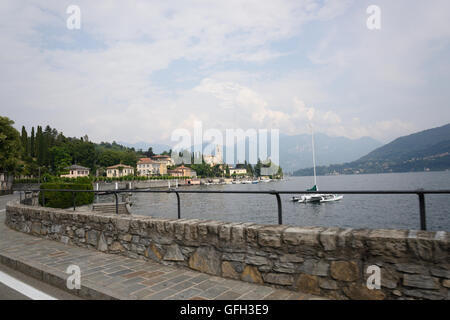 Lenno Marina am Comer See mit Kirche und Berge im Hintergrund Stockfoto