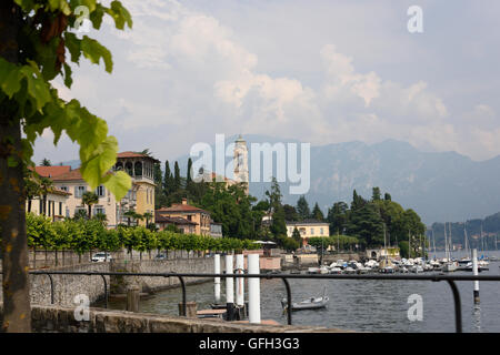 Lenno Marina am Comer See mit Kirche und Berge im Hintergrund Stockfoto