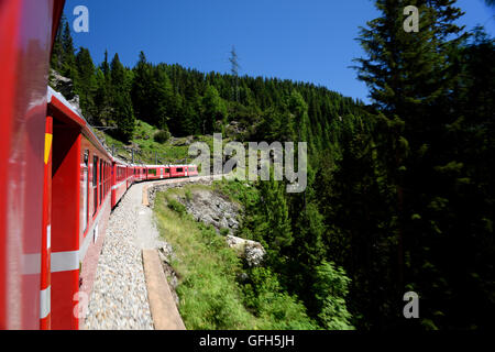 An Bord der Bernina-Bahn auf dem Weg nach St Moritz Schweizer Alpen Stockfoto