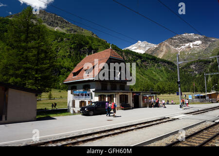 An Bord der Bernina-Bahn vorbei an eine remote-Station auf dem Weg nach St Moritz Schweizer Alpen Stockfoto