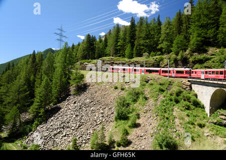 An Bord der Bernina-Bahn auf dem Weg nach St Moritz Schweizer Alpen Stockfoto