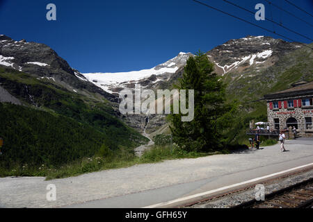 An Bord der Bernina-Bahn vorbei an eine remote-Station auf dem Weg nach St Moritz Schweizer Alpen Stockfoto