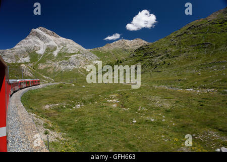 An Bord der Bernina-Bahn auf dem Weg nach St Moritz Schweizer Alpen Stockfoto