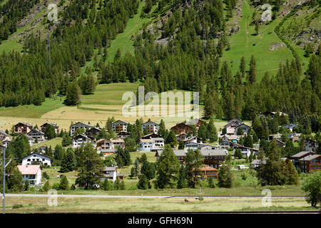 An Bord der Bernina-Bahn auf dem Weg nach St Moritz Schweizer Alpen Stockfoto