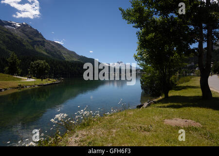 Der See in St. Moritz mit schönen flauschigen Wolken Stockfoto