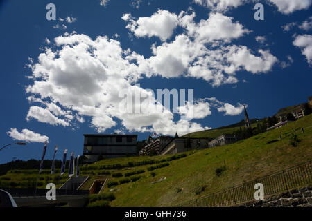 Die Stadt St. Moritz mit schönen flauschigen Wolken Stockfoto