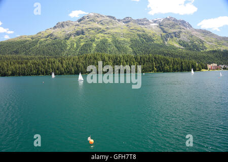 Der See in St. Moritz mit schönen flauschigen Wolken Stockfoto