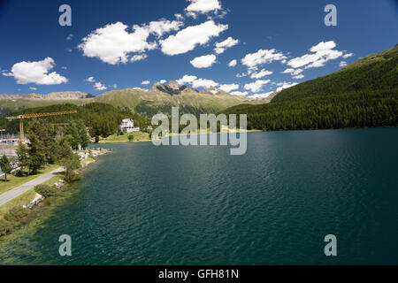 Der See in St. Moritz mit schönen flauschigen Wolken Stockfoto