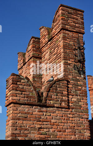 Detail der mittelalterliche Brücke, die Scaliger in Verona mit typischen ghibellinischen Zinnen Stockfoto