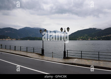 Ein Blick von der Villa Carlotta auf den Comer See an einem stürmischen Tag mit Wolke hängt in den Bergen. Stockfoto