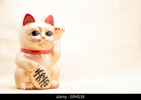 Japanische golden verlockende Katze namens Manekineko auch bekannt als eine glückliche Katze Stockfoto