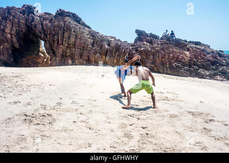 Jericoacoara, Ceara state, Brasilien - 19. Juli 2016: brasilianische Capoeiristas am berühmten Strand von Pedra Furada durchführen Stockfoto