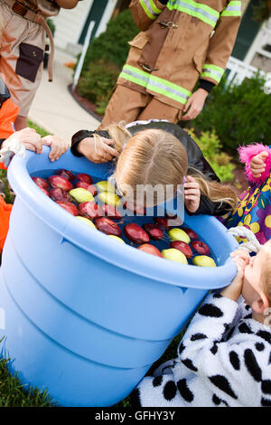 Gruppe von Nachbarskinder auf Halloween, Spaß im Kostüm treating und spielen. Stockfoto