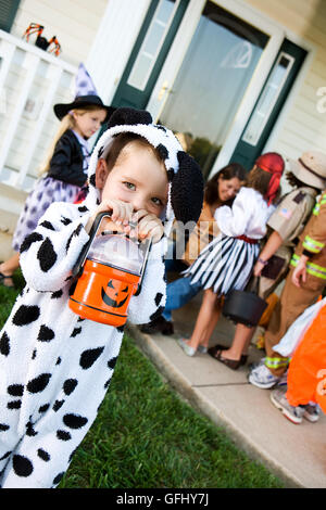 Gruppe von Nachbarskinder auf Halloween, Spaß im Kostüm treating und spielen. Stockfoto