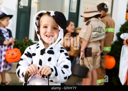 Gruppe von Nachbarskinder auf Halloween, Spaß im Kostüm treating und spielen. Stockfoto